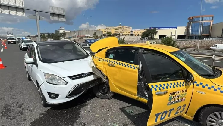 Gebze’de otomobille çarpışan taksideki 2 kişi yaralandı