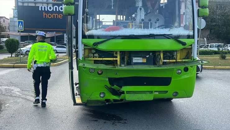 Kocaeli’de Halk Otobüsü ile Otomobil Çarpıştı: 4 Yaralı